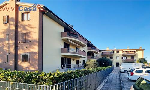 comodissimo tre camere con due bagni e balconi
