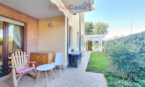 Appartamento al piano terra con Giardino Privato, Garage e Posto Auto