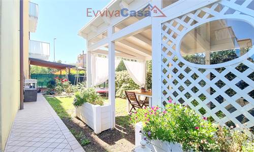 Appartamento al piano terra con Giardino Privato, Garage e Posto Auto