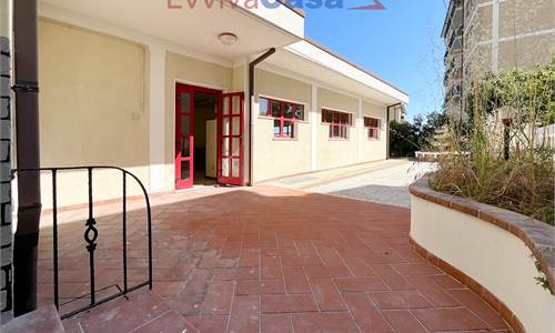 loft su due livelli con giardino e garage